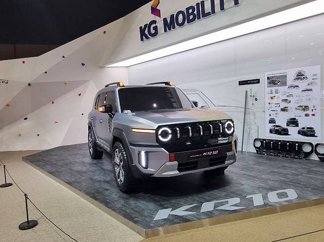 KG모빌리티가 3월 30일 경기도 고양 킨텍스에서 열린 2023 서울모빌리티쇼에서 준중형 SUV KR10 디자인 콘셉트 모델을 공개하고 있다. ⓒ데일리안 편은지 기자