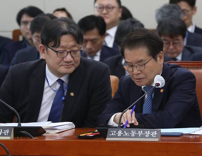(서울=뉴스1) 송원영 기자 = 이정식 고용노동부 장관과 권기섭 차관이 25일 국회에서 열린 환경노동위원회 전체회의에서 대화하고 있다.
