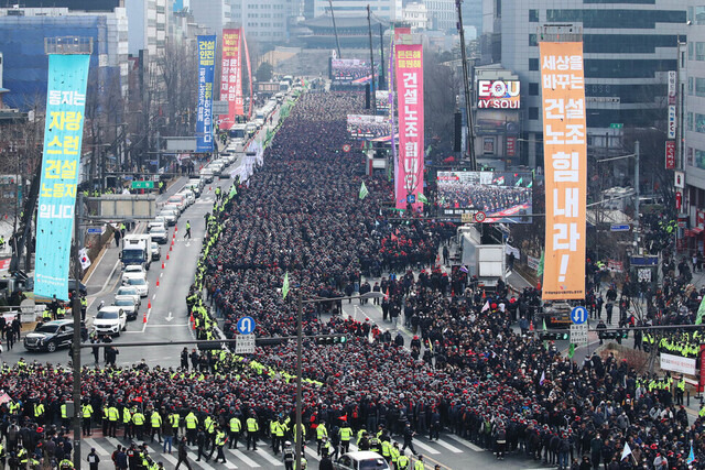 지난 2월28일 오후 서울 중구 세종대로 일대에서 ‘건설노조 탄압 규탄! 반노동 윤석열 정권 심판’ 건설 노동자 결의대회가 열리고 있다. 백소아 기자 thanks@hani.co.kr