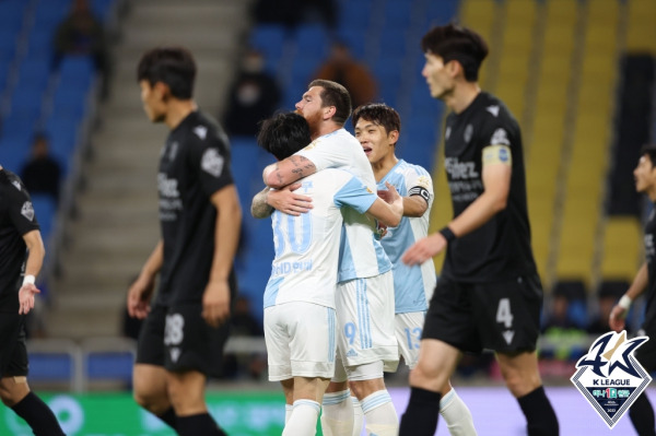 울산 현대 마틴 아담이 25일 인천축구전용경기장에서 열린 인천 유나이티드전에서 선제골을 터뜨린 뒤 어시스트를 해준 강윤구를 안아주며 고마워하고 있다. 사진=프로축구연맹