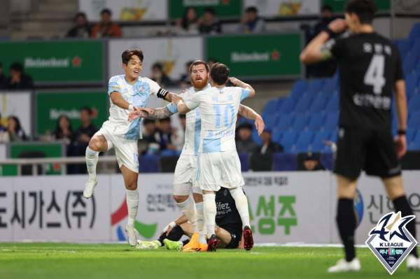 울산 현대 마틴 아담이 25일 인천축구전용경기장에서 열린 인천 유나이티드전에서 선제골을 터뜨리자 동료들이 축하해주고 있다. 사진=프로축구연맹