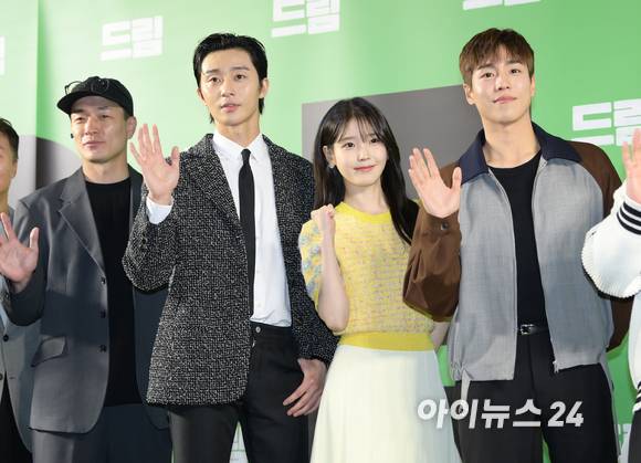'드림' 개봉합니다! 이병헌 감독-배우 박서준-아이유-이현우가 24일 오후 서울 강남구 삼성동 메가박스 코엑스에서 열린 영화 '드림'(감독 이병헌) 쇼케이스에 참석하고 있다. [사진=정소희 기자]