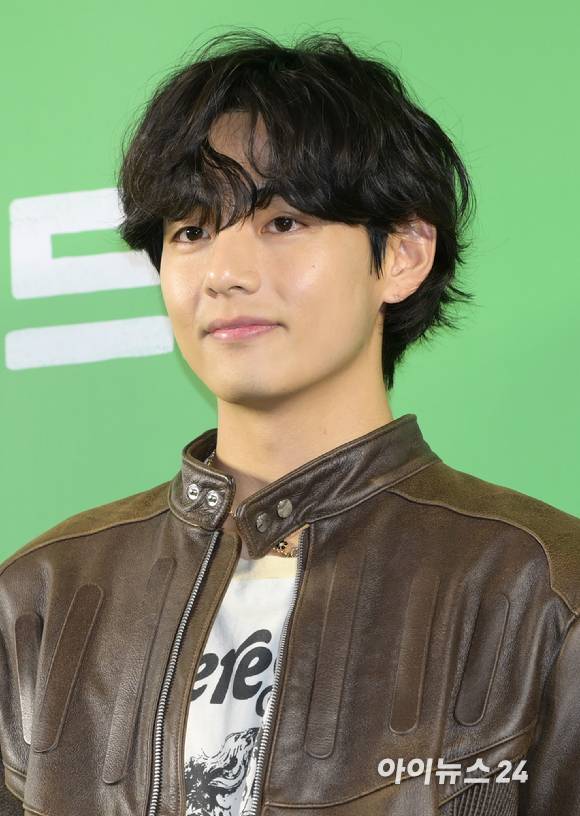 '클로즈업 부르는 잘생김' 방탄소년단(BTS) 뷔가 24일 오후 서울 강남구 삼성동 메가박스 코엑스에서 열린 영화 '드림'(감독 이병헌) VIP 시사회에 참석하고 있다. [사진=정소희 기자]