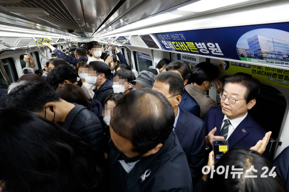 이재명 더불어민주당 대표가 25일 오전 경기도 김포시 김포도시철도(김포골드라인) 운양역에서 열차를 타고 승객 과밀 상황을 살피고 있다. [사진=국회사진취재단]