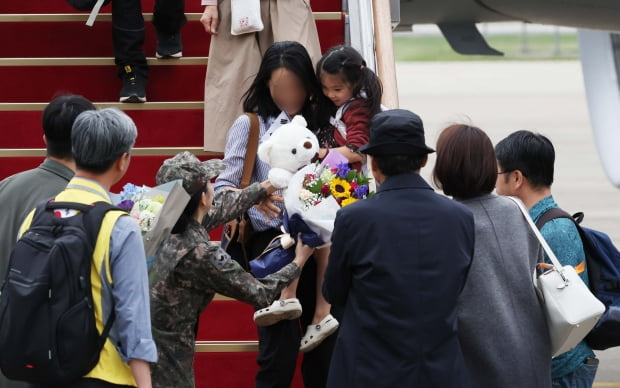 수단 군벌 간 무력 충돌로 고립됐다가 우리 정부의 ‘프라미스(Promise·약속)’ 작전을 통해 철수한 우리 교민들이 25일 경기 성남시 서울공항으로 입국하고 있다 사진=뉴스1