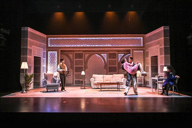 A scene from the play "Kiss" (Seoul Metropolitan Theatre)