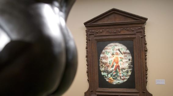 2013년 오르세 미술관에 전시된 프랑스 조각가 앙토냉 메르시에의 작품 '다비드'(왼쪽)의 뒷부분 일부와 프랑스 화가 피에르와 질의 작품 '레르나의 히드라와 맞서는 헤라클레스'(오른쪽)/사진=연합뉴스