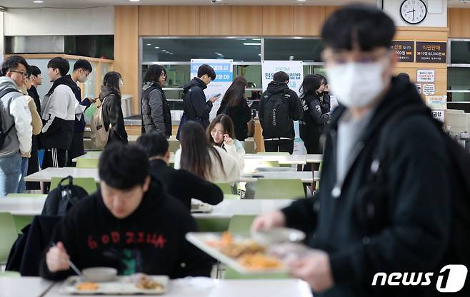 (서울=뉴스1) 김진환 기자 = 고려대학교 학생들이 20일 오전 서울 성북구 안암로 고려대 학생회관 내 식당에서 ‘천원의 아침밥’을 구매하기 위해 줄 서 있다.   ‘천원의 아침밥’은 방학 기간을 제외한 학기 중 평일에 교내 학생식당(학생회관 식당, 애기능생활관 식당) 두 곳에서 진행된다. 1학기 시행은 종강일인 6월 21일까지, 2학기는 9월 1일부터 12월 21일까지 계속된다. 2023.3.20/뉴스1  Copyright (C) 뉴스1. All rights reserved. 무단 전재 및 재배포 금지.