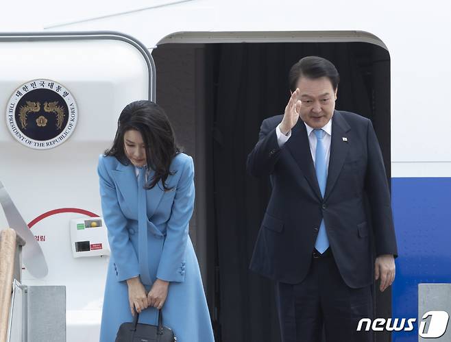 5박7일 일정으로 미국을 국빈 방문하는 윤석열 대통령과 김건희 여사가 24일 오후 경기 성남시 서울공항을 통해 출국하고 있다./ 사진=뉴스1