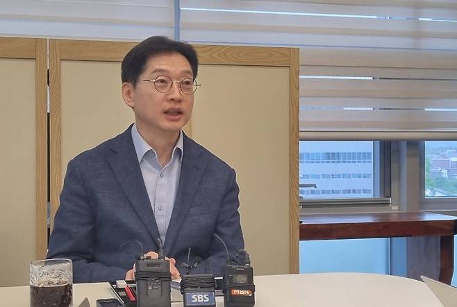 김경수 전 경남도지사가 25일 오후 경남 창원시 더불어민주당 경남도당에서 열린 취재진과의 차담회에서 발언하고 있다. 김 전 지사는 이 자리에서 오는 5월 중순 출국해 영국에서 1년간 공부할 계획이라고 밝혔다. [연합]