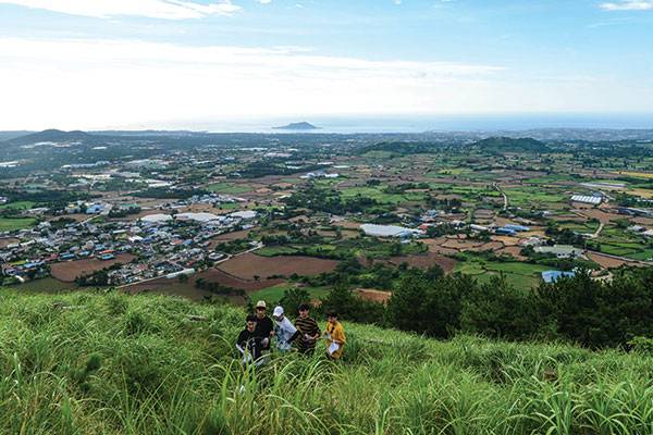 금오름에서 본 비양도. 외형이 금오름과 판박이다