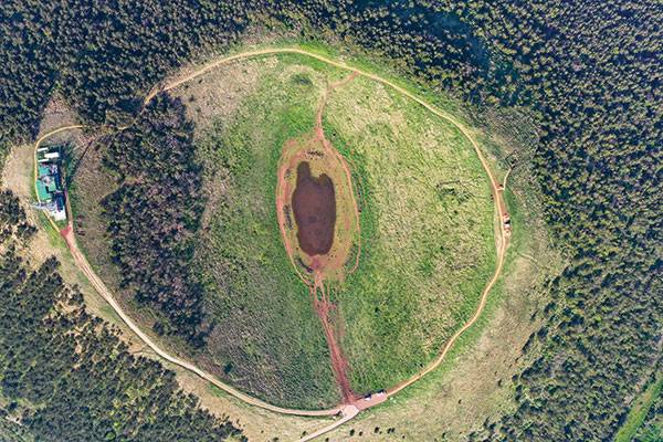 금오름 굼부리. 한가운데의 타원형 화구호가 신비롭다.