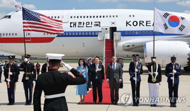 미국을 국빈 방문하는 윤석열 대통령과 김건희 여사가 24일 오후(현지시간) 미국 워싱턴DC 인근 앤드루스 공군기지에 도착, 환영 행사에서 국기에 경례하고 있다. 2023.4.25 연합뉴스