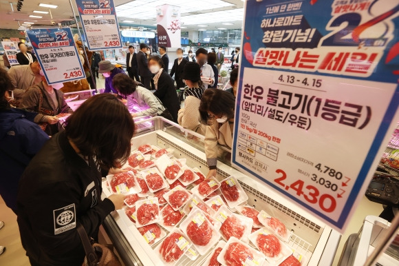 할인하는 한우 - 13일 오전 서울 서초구 하나로마트 양재점에서 ‘살맛나는 한우고기 파격할인행사’가 열리고 있다. 농협은 오는 15일까지 전국 700여개 하나로마트에서 행사를 진행한다. 2023.4.13 연합뉴스