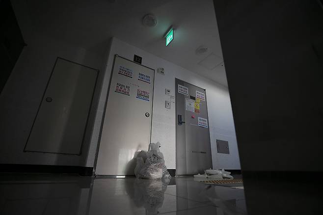 4월18일 박 아무개씨의 집 앞 복도에는 그를 추모하는 이들이 두고 간 국화가 놓여 있었다. ⓒ시사IN 박미소