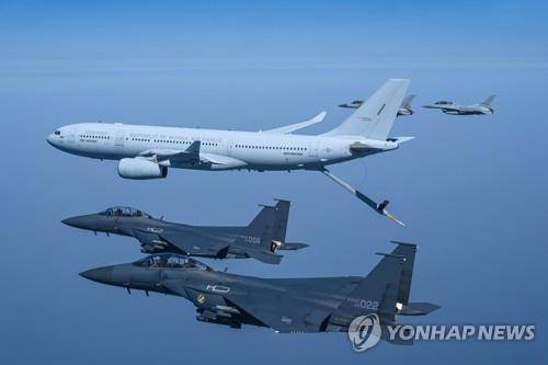 공중급유 임무 수행하는 KC-330  2023년 4월 32일 공군 다목적 공중급유수송기 KC-330 시그너스가 피급유기인 F-15K, KF-16 전투기 편대와 함께 공중급유임무 수행을 위해 대형을 유지하며 비행하고 있다.
 [공군 제공. 연합뉴스 자료사진. 재판매 및 DB 금지]
