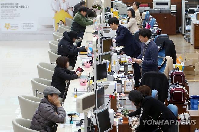 붐비는 은행 창구 [연합뉴스 자료사진]