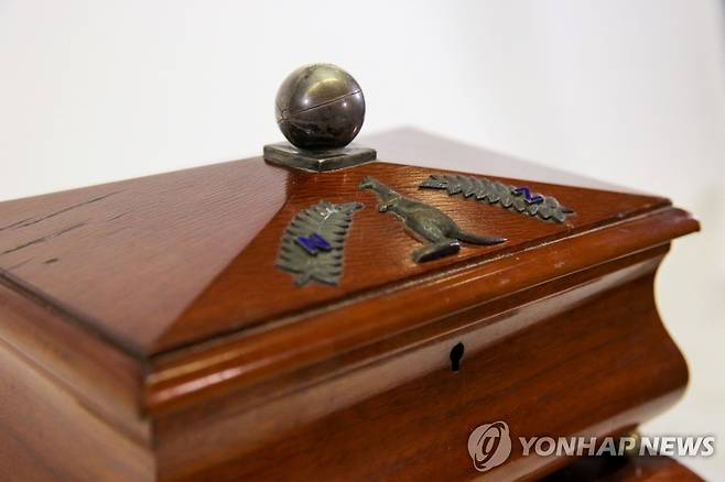 69년만에 발견된 호주 뉴질랜드 축구 트로피 [AFP 연합뉴스 자료사진. 호주 축구협회 제공. 재판매 및 DB 금지]