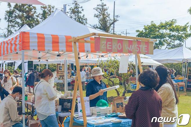 '함께하는 그날 협동조합'이 진행하는 '제로웨이스트' 캠페인(기획재정부 제공). 2023.04.26/뉴스1