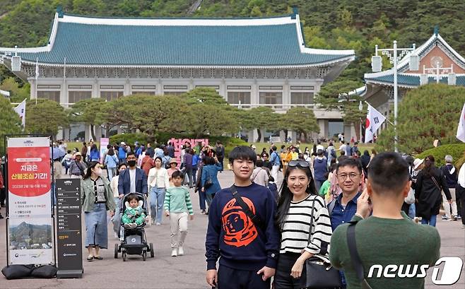 서울 종로구 청와대를 찾은 외국인관광객(제공 문화체육관광부)