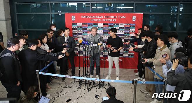 유럽파 점검을 마친 위르겐 클린스만 대한민국 축구 국가대표팀 감독이 26일 오전 인천국제공항을 통해 입국 후 취재진과 인터뷰를 하고 있다. 클린스만 감독은 지난 14일 유럽으로 건너가 대표팀 선수들의 경기를 직접 관전하며, 손흥민(토트넘), 황희찬(울버햄튼), 오현규(셀틱), 김민재(나폴리), 이재성(마인츠), 정우영(프라이부르크), 홍현석(헨트) 등 선수들을 점검했다. 2023.4.26/뉴스1 ⓒ News1 김진환 기자