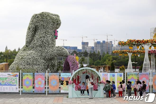 26일 경기도 고양시 일산호수공원에서 열린 2023 고양국제꽃박람회 프레스데이에서 꽃으로 만든 10m 토끼 조형물이 전시돼 있다. 27일부터 오는 5월8일까지 일산호수공원에서 열리는 이번 박람회에는 해외 25개국이 참가한다. 2023.4.26/뉴스1 ⓒ News1 이승배 기자