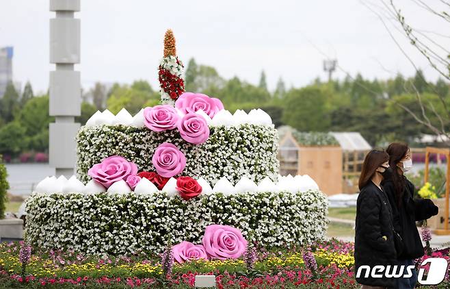26일 경기도 고양시 일산호수공원에서 열린 2023 고양국제꽃박람회 프레스데이에서 꽃으로 만든 조형물 등이 전시돼 있다. 27일부터 오는 5월8일까지 일산호수공원에서 열리는 이번 박람회에는 해외 25개국이 참가한다. 2023.4.26/뉴스1 ⓒ News1 이승배 기자