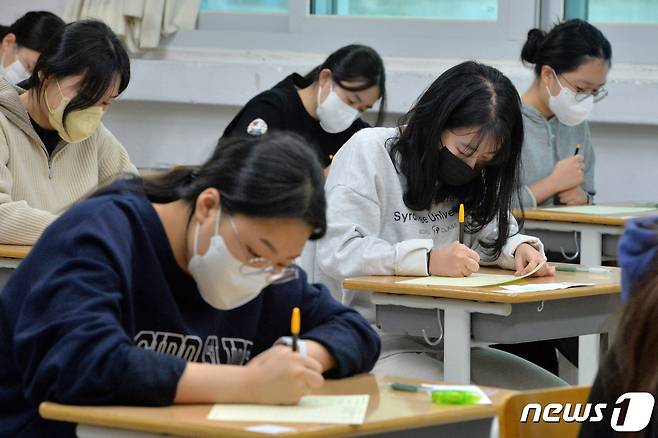 수능 수험생들이 답안지를 작성하고 있다. /뉴스1 ⓒ News1 최창호 기자