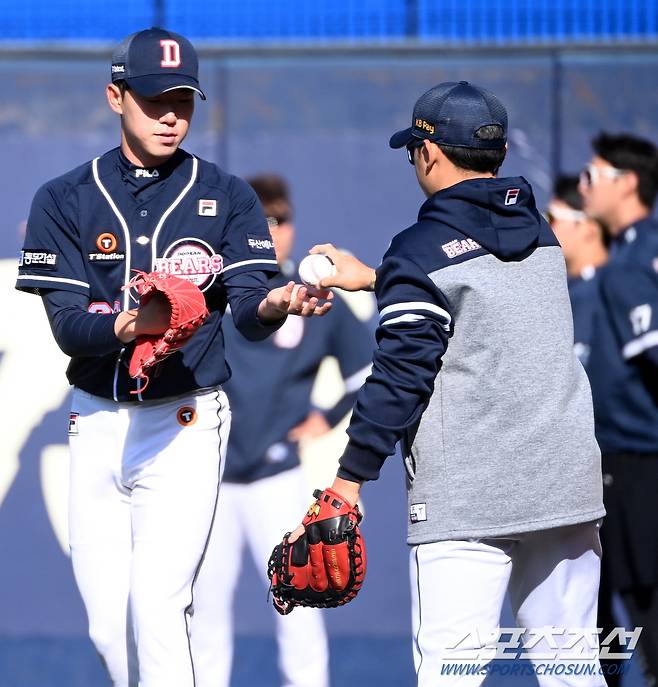 2023 KBO리그 두산 베어스와 삼성 라이온즈의 경기가 26일 대구 삼성라이온즈파크에서 열렸다. 경기 전 두산 김유성이 캐치볼을 위해 공을 넘겨받고 있다. 대구=허상욱 기자wook@sportschosun.com/2023.04.26/