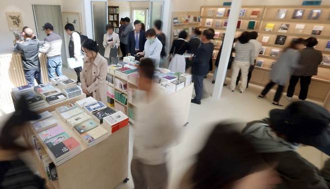 26일 오전 경남 양산시 하북면 평산마을 문재인 전 대통령의 서점인 '평산 책방'에서 방문객이 책을 읽고 있다. [사진출처=연합뉴스]