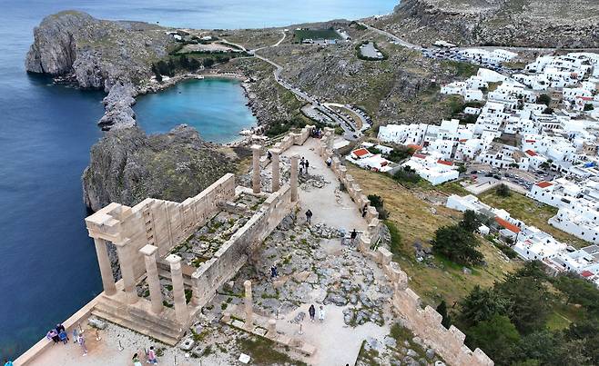 그리스 린도스 억덕 위에 위치한 아크로폴리스에 아테나 신전이 우뚝 서있다. 뒤로 하트 모양의 해변이 보인다. / 오종찬 기자