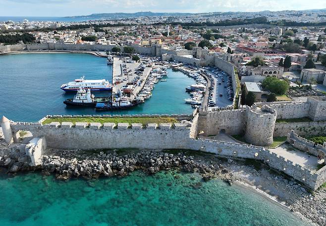 지중해를 품고 있는 '중세도시' 그리스 로도스의 모습. 도시가 성벽으로 둘러싸여 있다. / 오종찬 기자