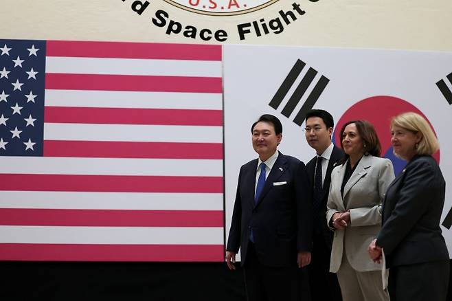 미국을 국빈 방문 중인 윤석열 대통령이 25일(현지시간) 워싱턴DC 인근의 미 항공우주국(NASA) 고다드 우주센터에 카멀라 해리스 미국 부통령과 함께 브리핑을 받고 있다. 사진 = 공동취재 연합뉴스