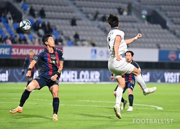 신세계(왼쪽, 수원FC), 김진혁(오른쪽,대구FC). 서형권 기자