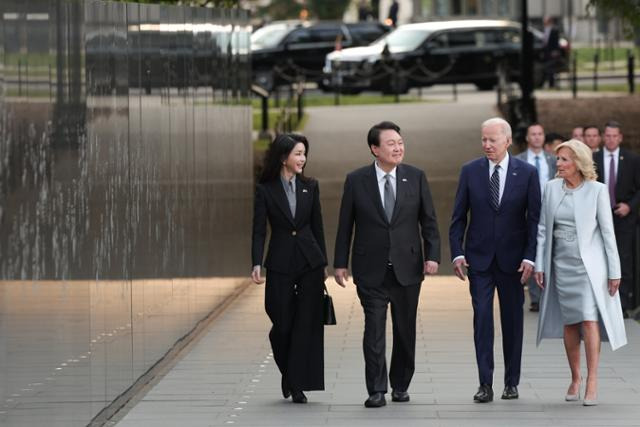 미국을 국빈 방문한 윤석열 대통령과 김건희 여사가 조 바이든 미국 대통령 부부와 함께 25일(현지시간) 워싱턴 한국전참전용사기념공원을 방문했다. 워싱턴=연합뉴스