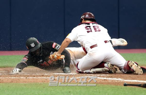 2023 KBO 프로야구 키움히어로즈와 kt위즈의 경기가 25일 오후 서울 고척스카이돔에서 열렸다. 7회초 1사 1,3루 문상철의 스퀴즈 번트 때 투수 안우진이 직접 공을 잡아 포수 이지영에게 토스해 3루주자 알포드가 태그아웃되고 있다. 고척=김민규 기자 mgkim1@edaily.co.kr /2023.04.25/