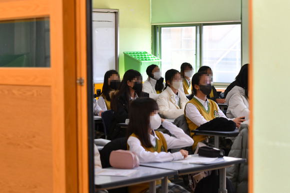 서울의 한 학교에서 신입생들이 담임교사와 인사를 나누고 있다. 해당 사진은 기사와 관련없음. [사진=뉴시스]