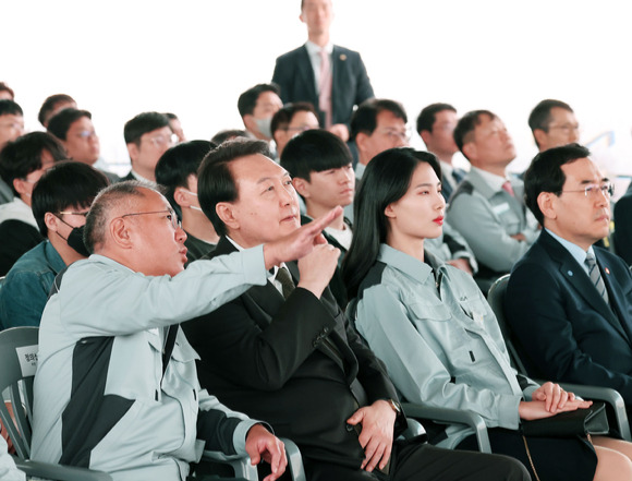 윤석열 대통령이 11일 경기도 화성 기아자동차 오토랜드 화성에서 열린 전기차 전용공장 기공식에서 정의선 현대자동차그룹 회장과 대화하고 있다. [사진=뉴시스]