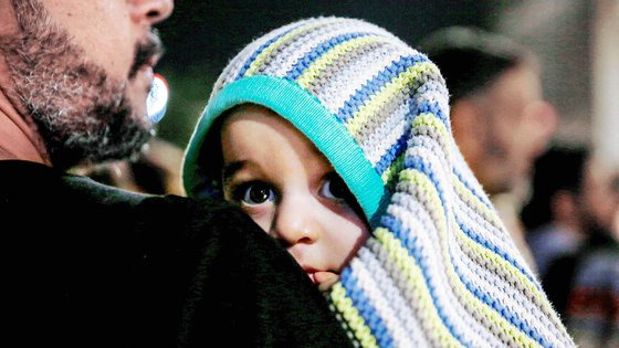 수단에서 대피해 요르단 암만의 공항에 도착한 남성의 품에 안긴 아이. AFP=연합뉴스