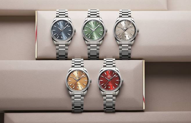 오메가의 2023년 신제품 '씨마스터 아쿠아 테라 쉐이드' 컬렉션. 남녀 제품 모두 다채로운 유색 다이얼을 탑재해 개성을 부여한다. 사진 오메가