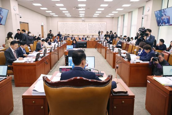 26일 오후 국회에서 열린 법제사법위원회 전체회의에서 김도읍 위원장이 개회를 선언하고 있다. 연합뉴스