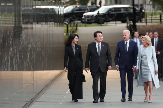 윤석열 대통령과 부인 김건희 여사, 조 바이든 미국 대통령과 부인 질 바이든 여사가 함께 25일 워싱턴DC 한국전쟁 참전용사 기념공원을 방문하고 있다. 강정현 기자