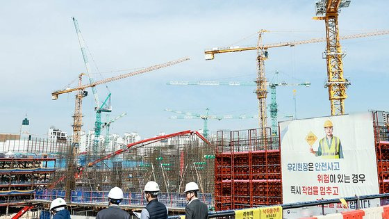 지난달 14일 서울 동대문구 한 주택재개발 신축공사 현장에서 국토교통부, 고용노동부, 서울시, 경찰청 등 기관 관계자들로 구성된 건설 현장 점검팀이 타워크레인 운용 등과 관련해 현장을 살피고 있다. 연합뉴스