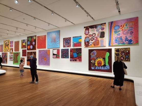 전시장 말미에 있는 그의 근작들. 사랑과 평화가 주된 주제로, "온 인류의 치유를 위해 예술을 한다"는 게 쿠사마의 최근 신조다.