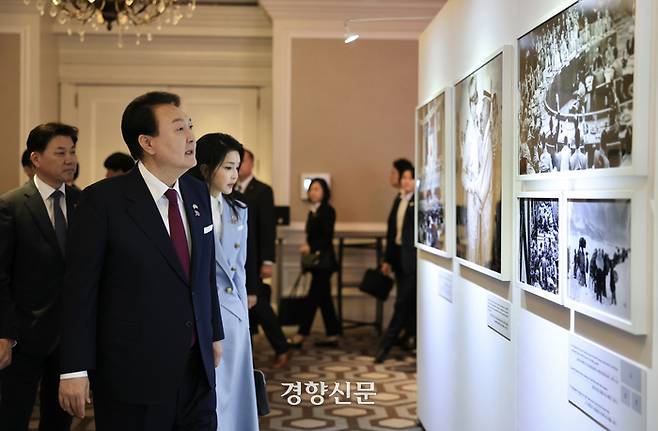 미국을 국빈 방문 중인 윤석열 대통령과 김건희 여사가 25일(현지시간) 워싱턴DC의 한 호텔에서 열린 한미동맹 70주년 감사 오찬에 참석해 6.25전쟁 기록 사진을 살펴보고 있다. 워싱턴 김창길기자