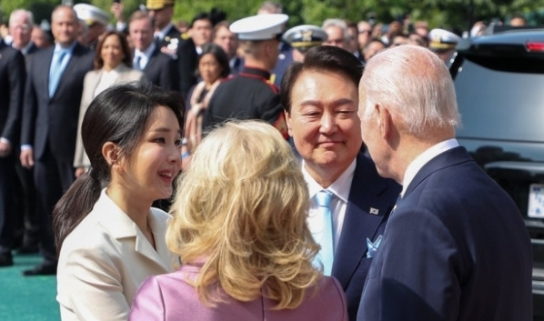 환영식에서 인사 나누는 한미 정상/사진=연합뉴스