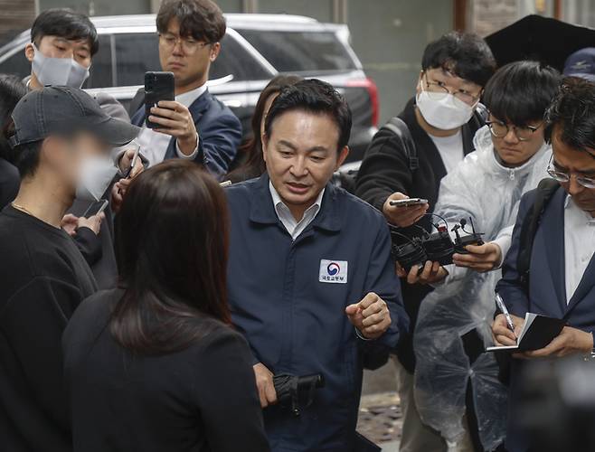 원희룡 국토교통부 장관이 25일 오후 부산진구 양정동 집단 전세사기 피해자가 발생한 한 오피스텔을 방문해 전세사기 피해자와 대화하고 있다. 2023.4.25 연합뉴스