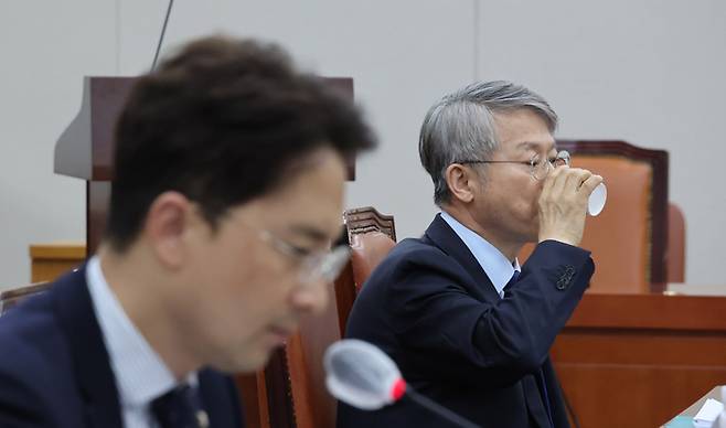 지난 17일 오후 서울 여의도 국회에서 열린 교육위원회 취업 후 학자금 상환 특별법 일부개정법률안에 대한 안건조정위원회에서 무소속 민형배 의원이 자신의 안건조정위원회 참여에 대한 국민의힘의 문제 제기 발언을 들으며 물을 마시고 있다. [연합뉴스]