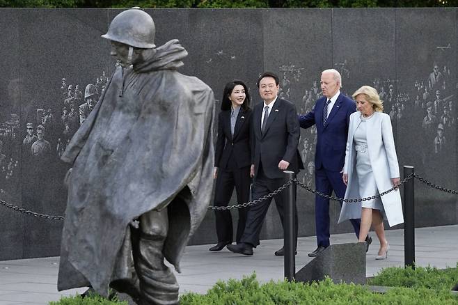 28년 만에 '한국전쟁 추모의 벽' 함께 걷는 한미정상 윤석열 대통령과 부인 김건희 여사, 조 바이든 미국 대통령과 부인 질 바이든 여사가 25일 저녁(현지시간) 워싱턴DC 한국전쟁 참전용사 기념공원을 방문해 추모의 벽을 지나고 있다. 한미 정상이 참전용사 기념공원을 함께 찾아 참배·헌화한 것은 1995년 당시 김영삼 대통령과 빌 클린턴 대통령이 제막식에 참석한 이후 처음이다.  AP연합뉴스