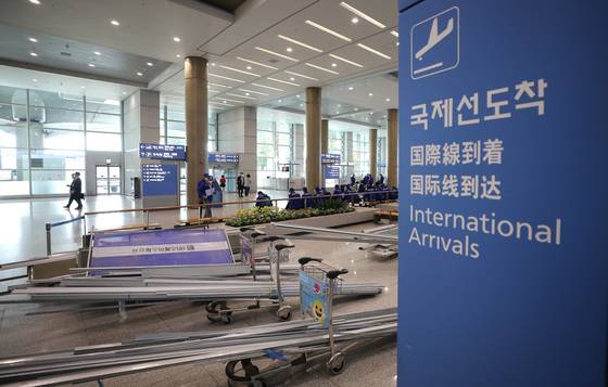 (인천공항=뉴스1) 임세영 기자 = 18일 오전 인천국제공항 1터미널 입국장에 공사자재가 놓여져 있다.   정부가 전 국가·지역에 대한 특별여행주의보를 코로나19 확산 이후 2년여 만에 해제하며 해외여행을 떠나는 여행객을 늘어난 반면 한국을 찾는 외국인 관광객은 여전히 늘지 않고 있다. 2022.4.18/뉴스1